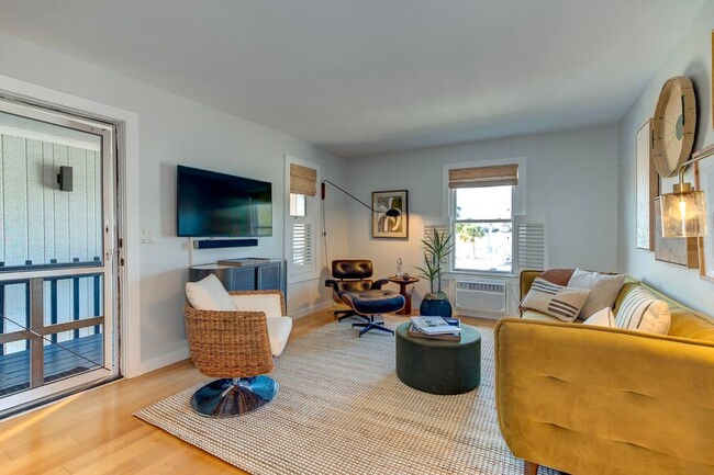 Photo - 2057 Middle St