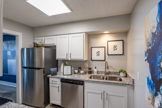 2BR, 1.5BA - 950SF - Kitchen - Vetra Drakes Creek