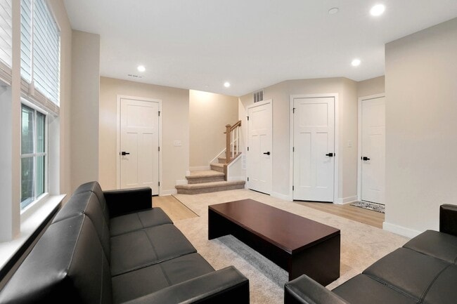 Photo - 155 Canterbury Way