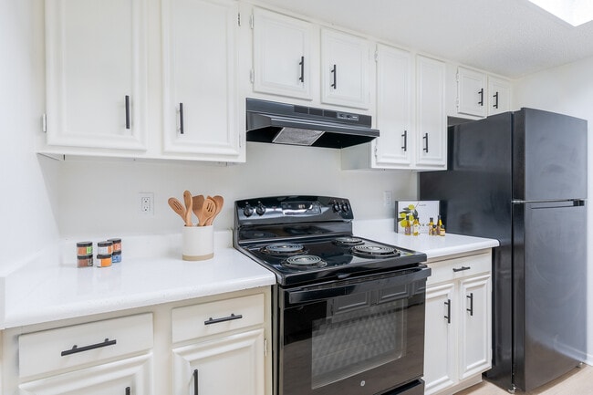 Building Photo - ReNew Towne Oaks