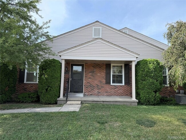 Building Photo - 15895 Cambridge Dr Unit 1