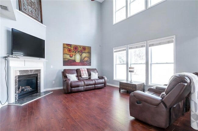 Photo - 1565 Hedington Cir SE
