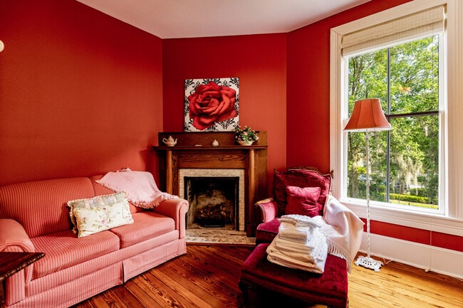 Building Photo - 205 SE 7th St Unit ID1359120P