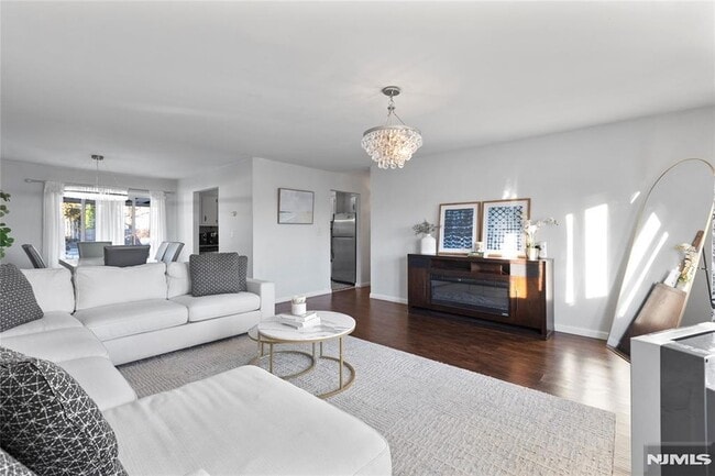 Photo - 557 Market St