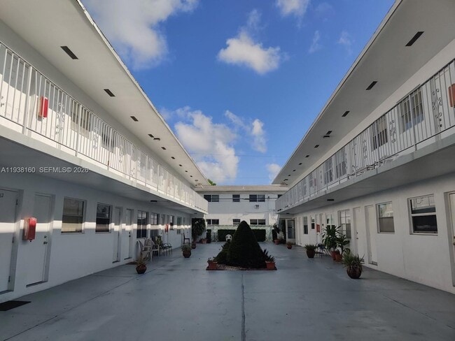 Building Photo - 2826 Van Buren St Unit 8