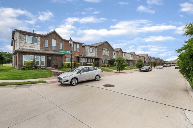 Building Photo - 5871 Rivendell Dr