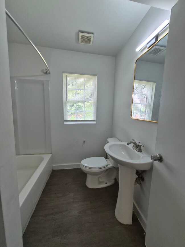 Photo - 113 Wayne Pl SE