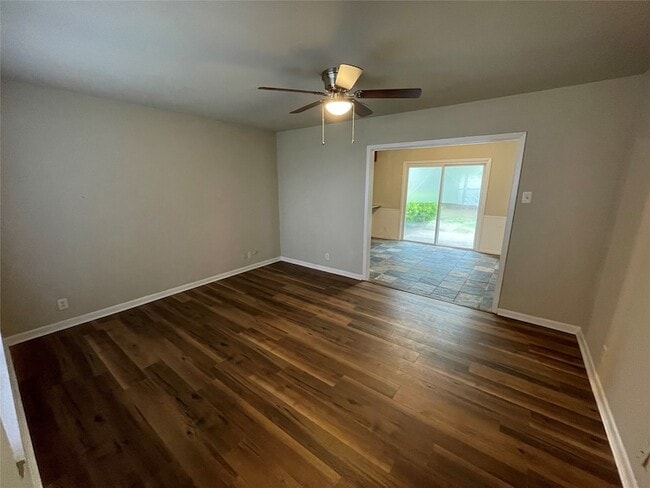 Photo - 905 La Salle Dr