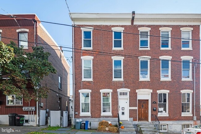 Building Photo - 204 Ripka St