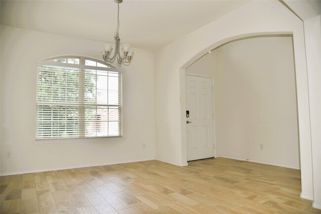 Photo - 1405 Acmite Ave