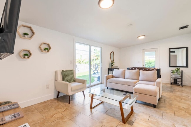 Building Photo - 7313 SW 16th Terrace Unit SI ID1317401P