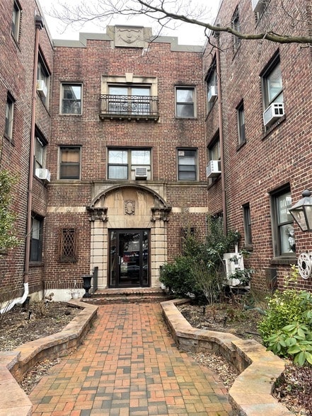Building Photo - 7 Bond St Unit 3Er