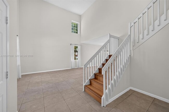 Photo - 498 Cambridge Ln