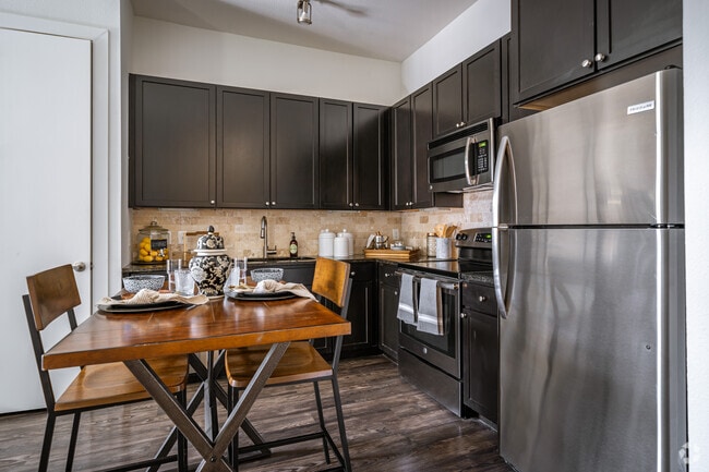 1BR, 1BA - 651SF - Harlow River Oaks