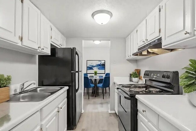 Building Photo - Marco Meadows