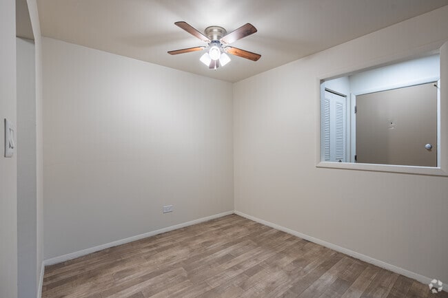 2BR, 1BA - 890SF - Dining Room - Green Oaks Apartments