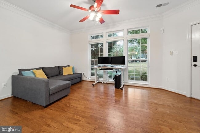 Photo - 5722 Callcott Way