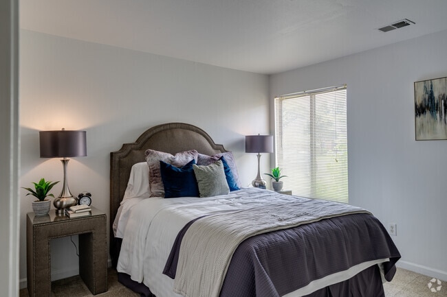 1BR, 1BA - 745SF - Coventry Lower - Bedroom - Laurel Valley Apartments