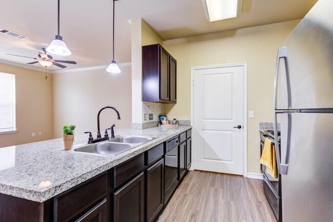 Photo - Chateau Mirage Apartment Homes