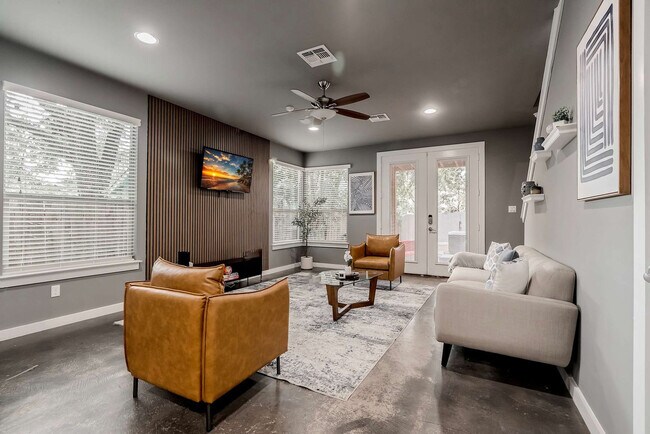 Photo - 2002 Rosewood Ave Unit ID1375253P