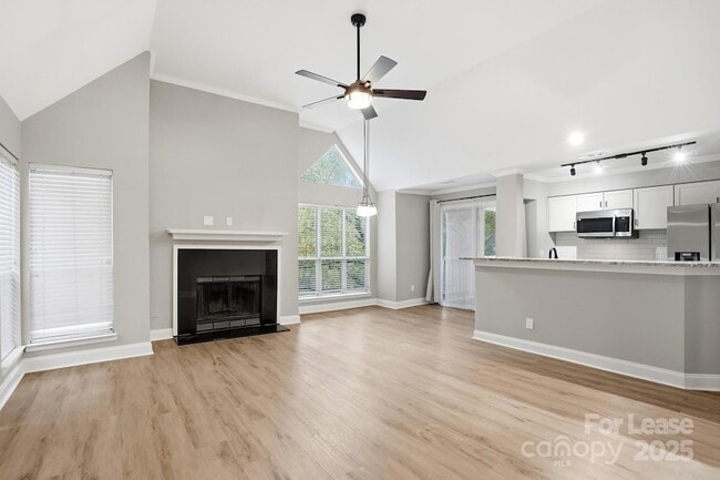 Building Photo - 2500 Cranbrook Ln Unit 11