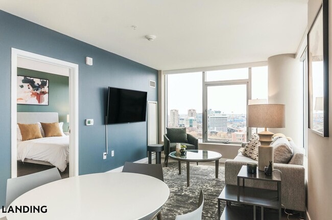 Building Photo - 513 S Damen Ave Unit 2109