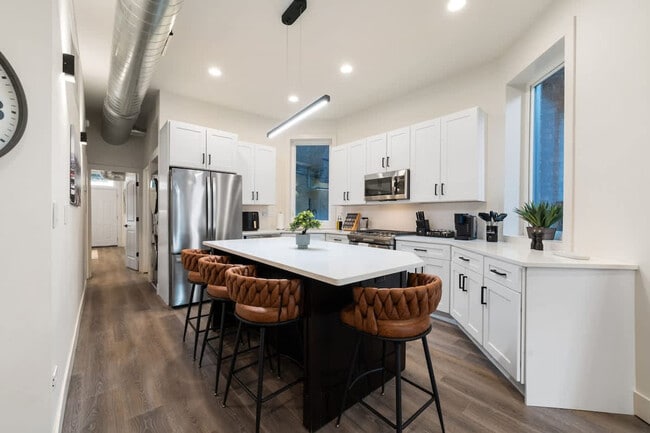 Photo - 1543 N Claremont Ave Unit ID1244947P