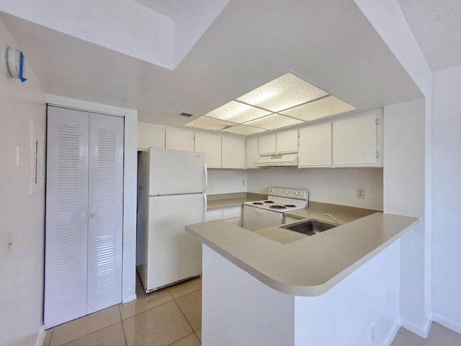 Building Photo - 708 Executive Center Dr Unit 12