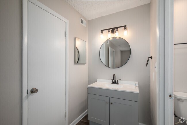1BR, 1BA - 550SF Updated - Bathroom - Summer Tree