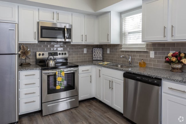 2BR, 1BA - 940 SF - Townes at Heritage Hill