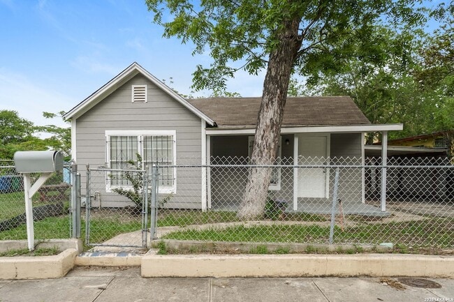 Building Photo - 614 N Sabinas St