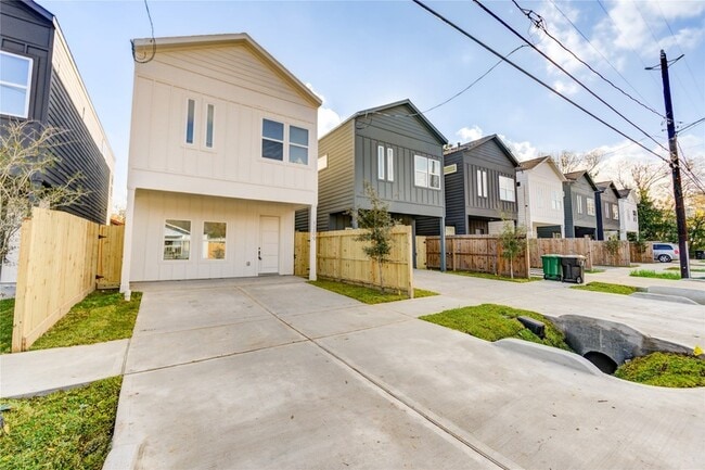 Building Photo - 1211 Dewalt St
