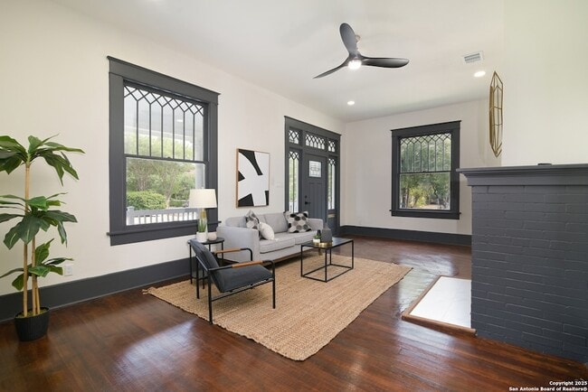 Photo - 207 Loretta Pl