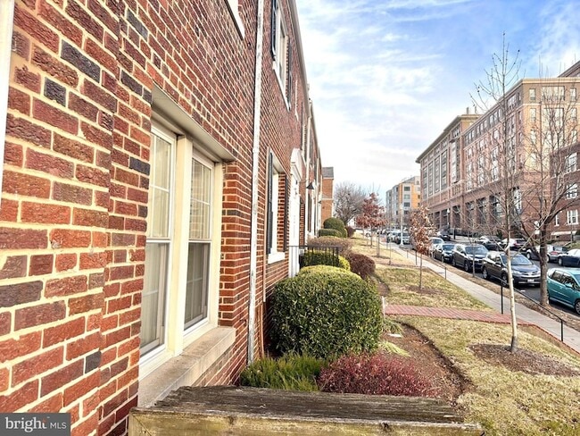 Building Photo - 937 Randolph St NW Unit 4