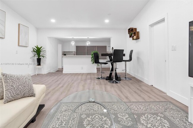 Photo - 658 SW 1st Ct