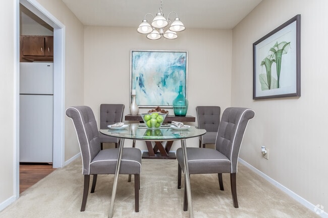 1BR, 1BA - 1005sf - Sun Room - Reserve at Twin Oaks