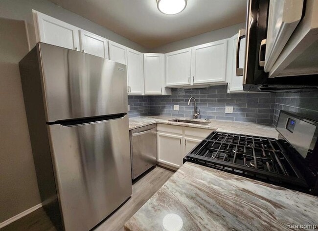 Photo - 2445 Torquay Ave Unit 107