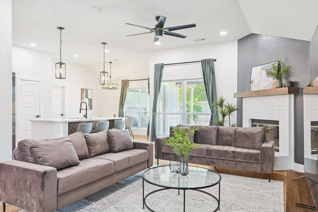 Photo - 215 Nottingham Dr Unit ID1019588P