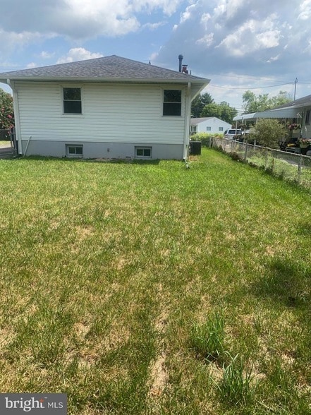Photo - 6215 Auth Rd