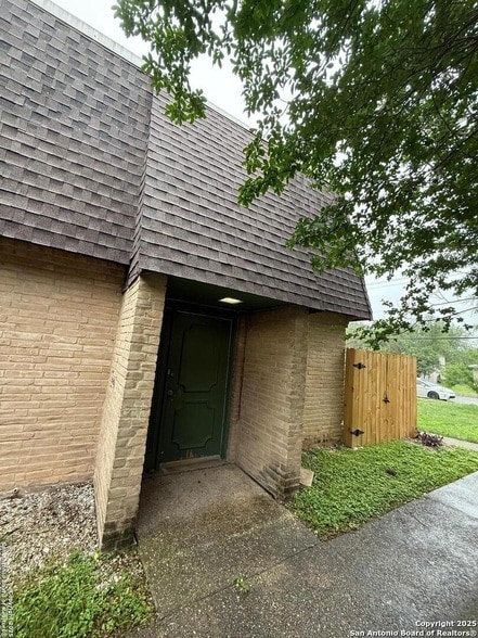 Building Photo - 223 Sprucewood Ln