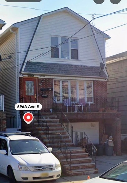 Building Photo - 696A Ave E Unit 2