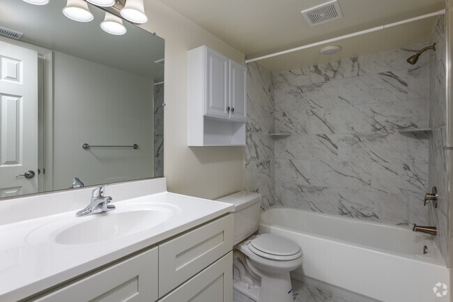 2BD, 1BA - 968SF - Bathroom - Wynmere Chase
