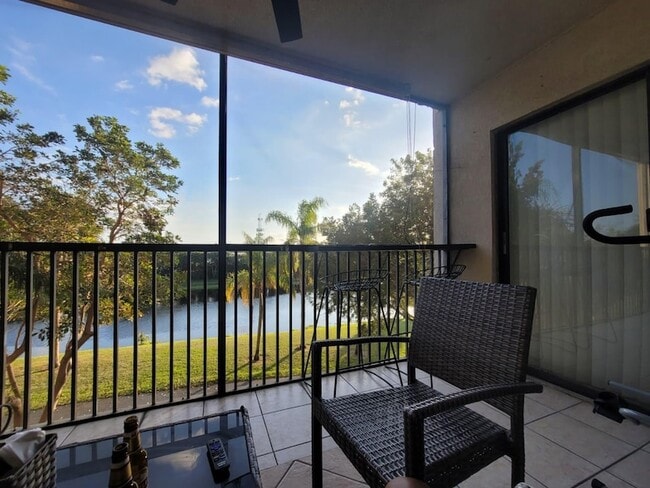 Building Photo - 2200 S Cypress Bend Dr Unit 308