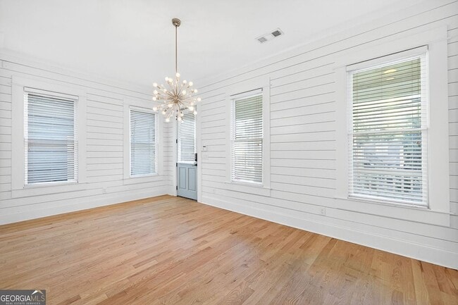 Photo - 523 Irwin St NE