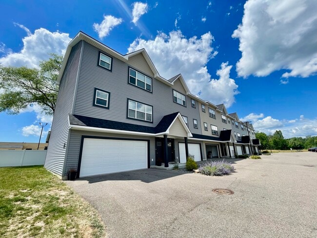 Building Photo - Riverstone Townhomes