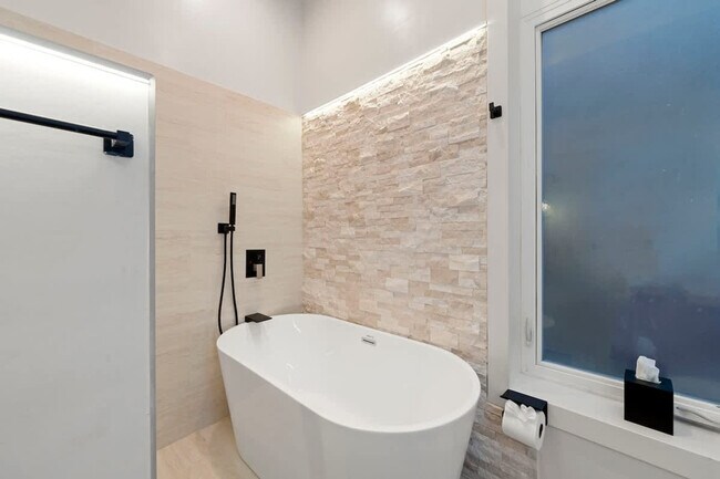 Photo - 1543 N Claremont Ave Unit ID1244945P