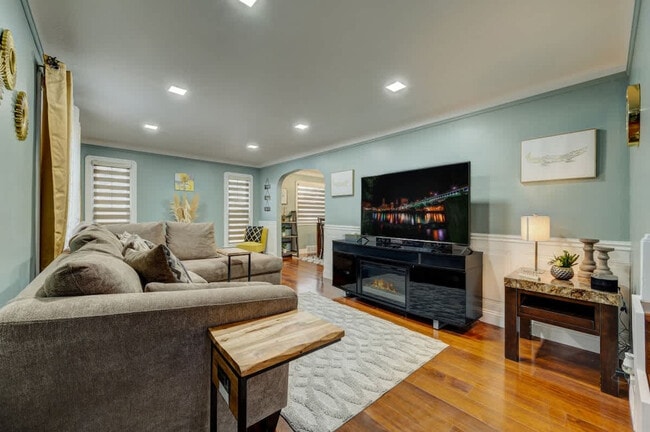 Building Photo - 3855 Grosvenor Rd Unit SI ID1496039P