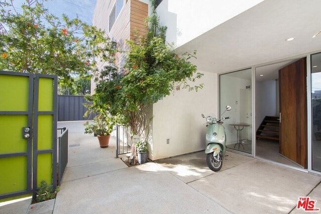 Photo - 1046 6th Ave