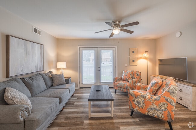 2BR, 2BA - 1,100SF - Living Room - 403 S Thomas Rd