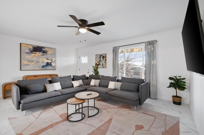 Building Photo - 3023 N 40th Ln Unit ID1244329P